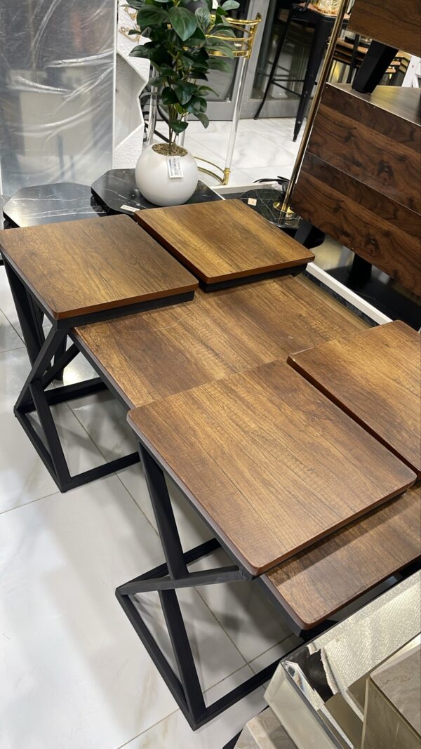24b86460-62ae-43c8-8158-709fc224960b طقم طاولات ٥ قطع سطح خشب قواعد معدن اسود