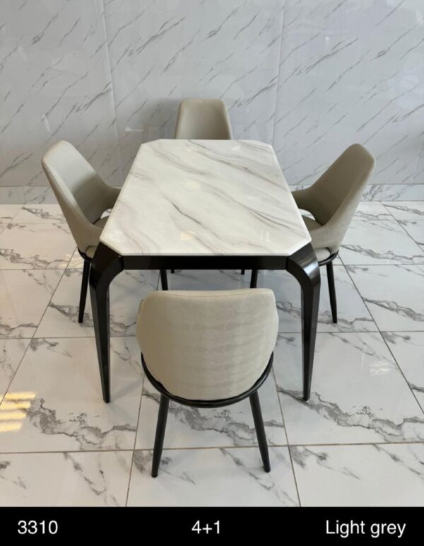 طاولة طعام رخام مع ٤ كراسي جلد