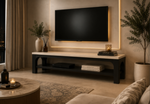 طاولة تلفزيون بسطح خشب بيج وأرجل سوداء بتصميم مقوس